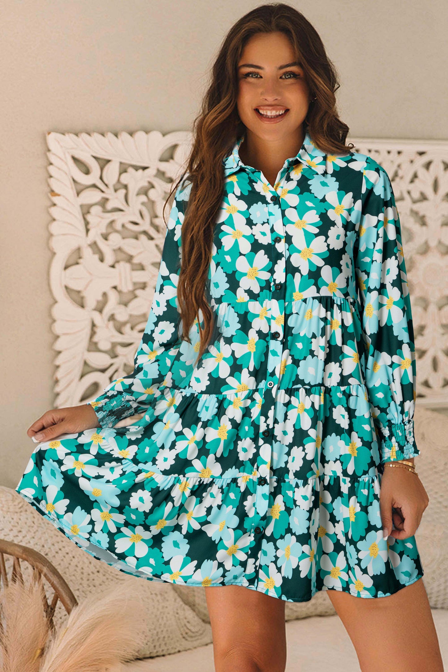 Grünes hemdkleid mit langen puffärmeln und blumenmuster