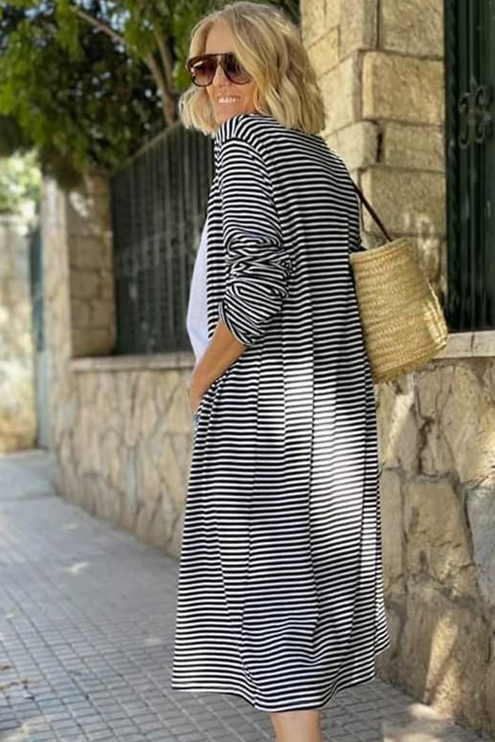 Gestreifte lange strickjacke mit offener vorderseite