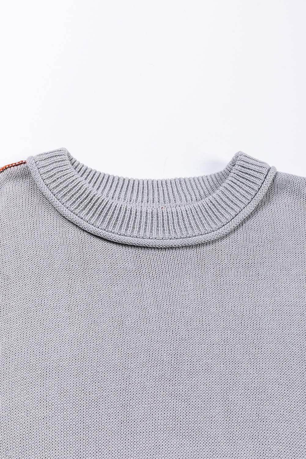 Grauer colorblock-pullover mit gerippten ärmeln und zierleisten