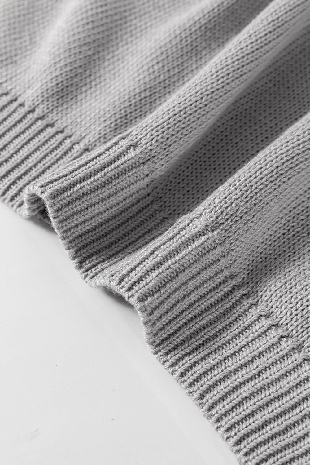 Hellgraues durchbrochenes kapuzenpullover-top mit kurzen ärmeln und kordelzug