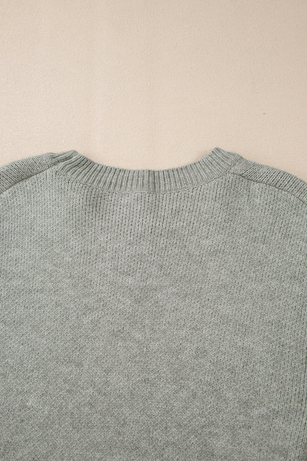 Hellgrauer pullover mit blumenärmeln und hängeschultern