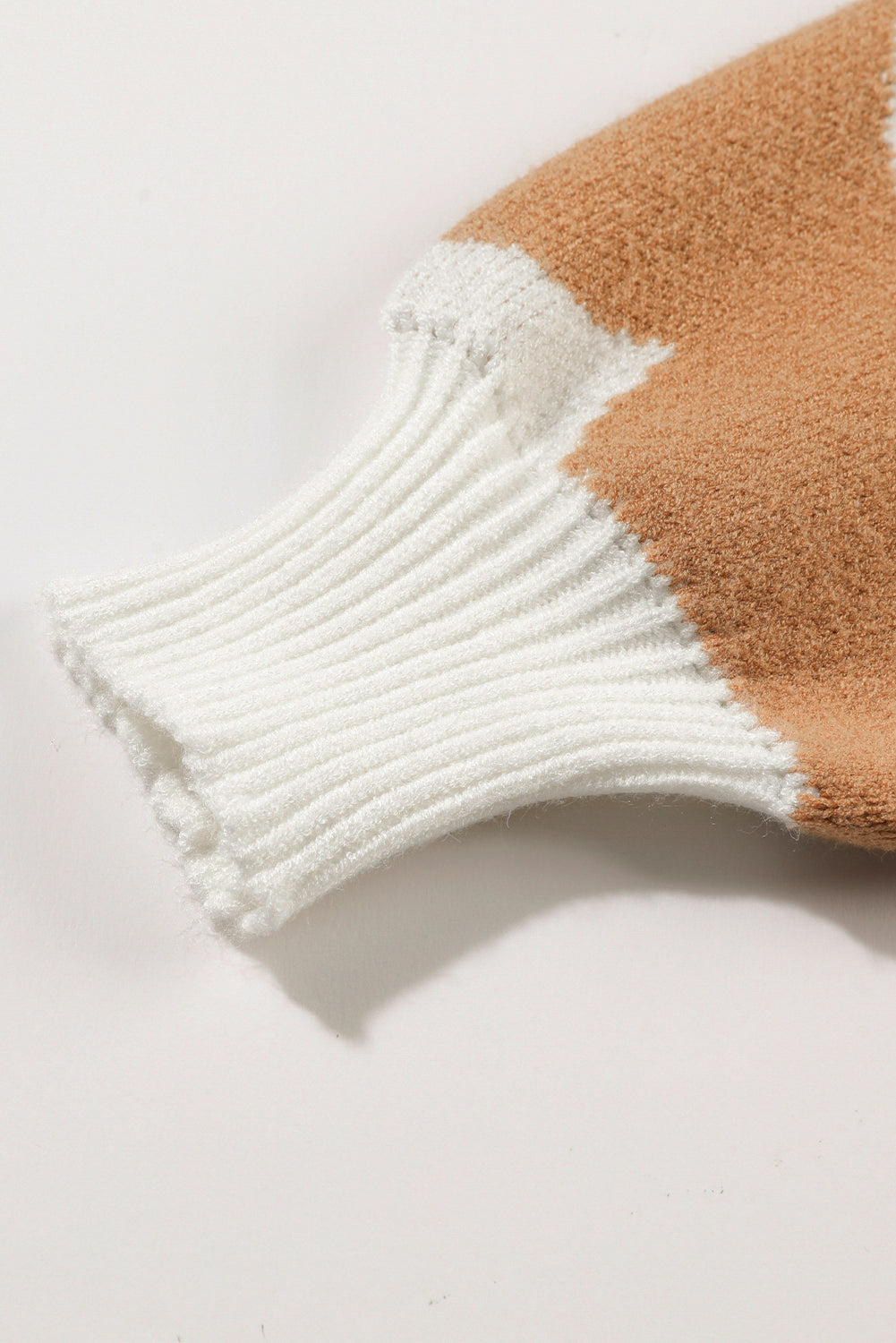 Khakifarbener pullover mit großem blumenmuster und hängenden schultern