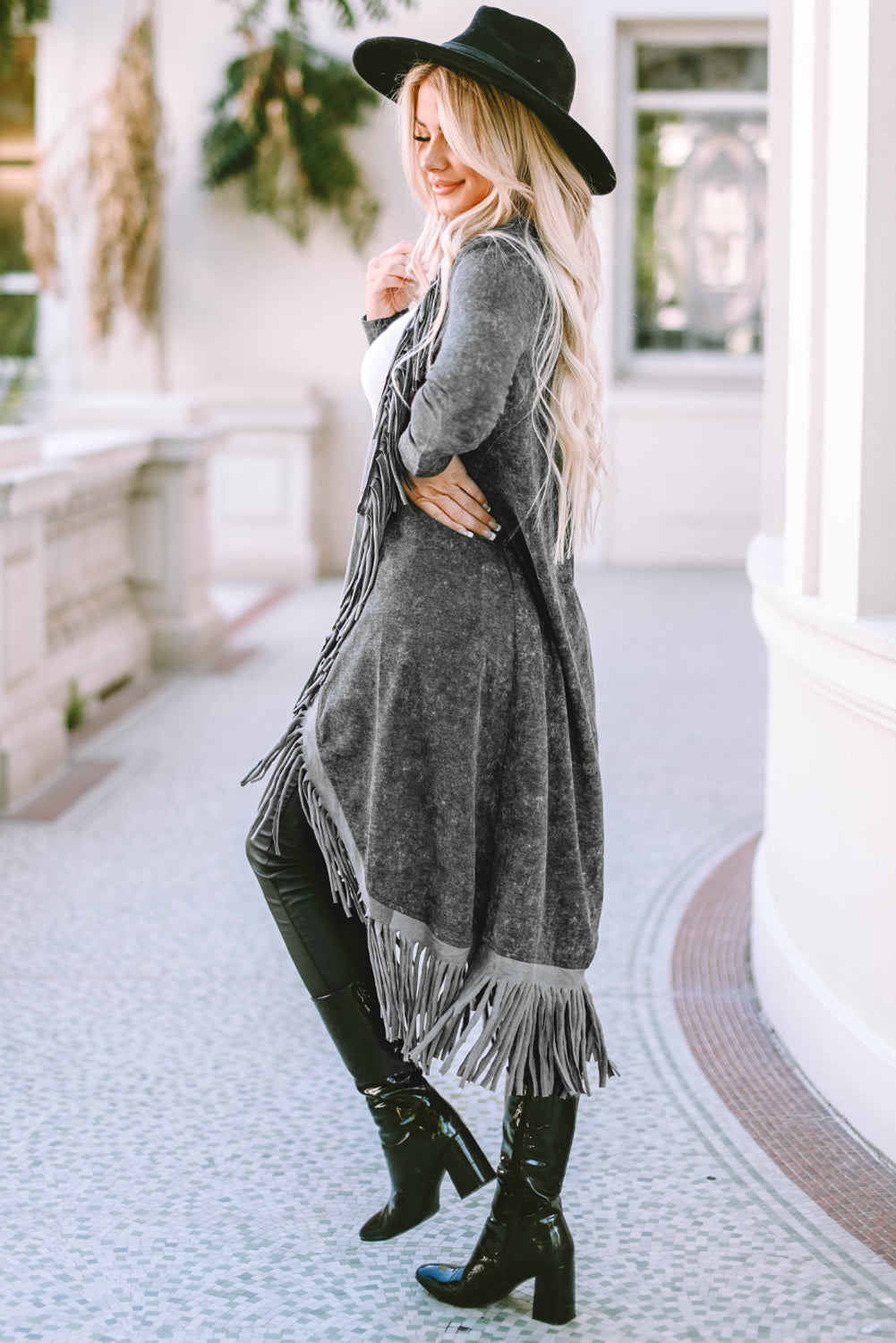 Schwarzer cardigan mit offener tasche und fransensaum