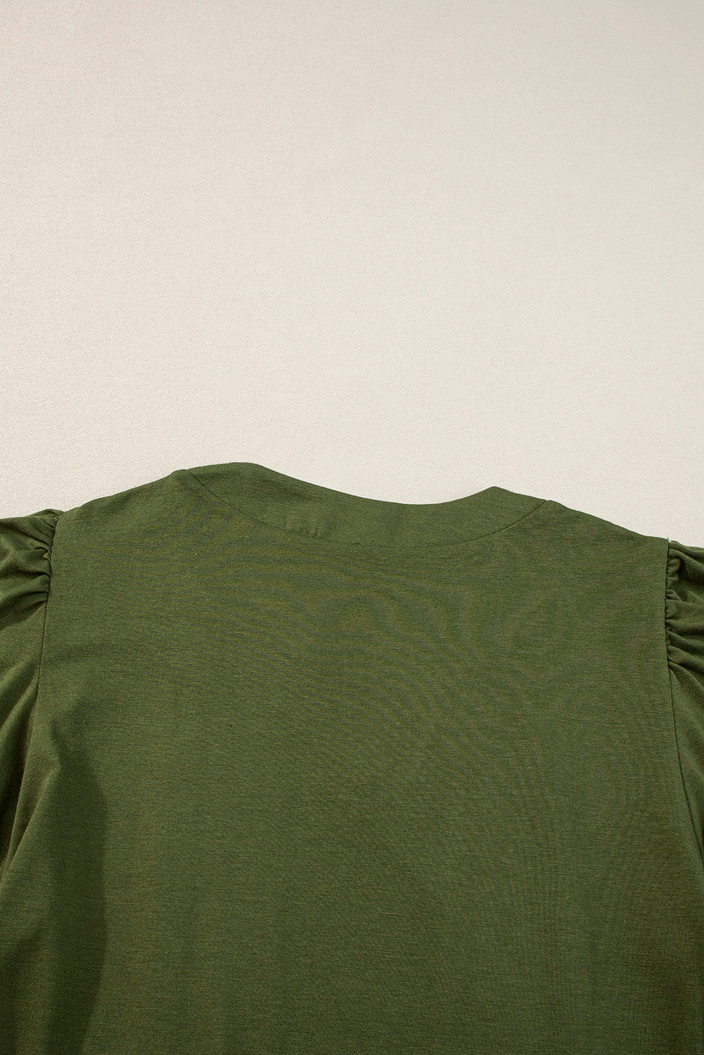 Ferngrünes T-Shirt-Kleid mit plissiertem Ausschnitt und Puffärmeln