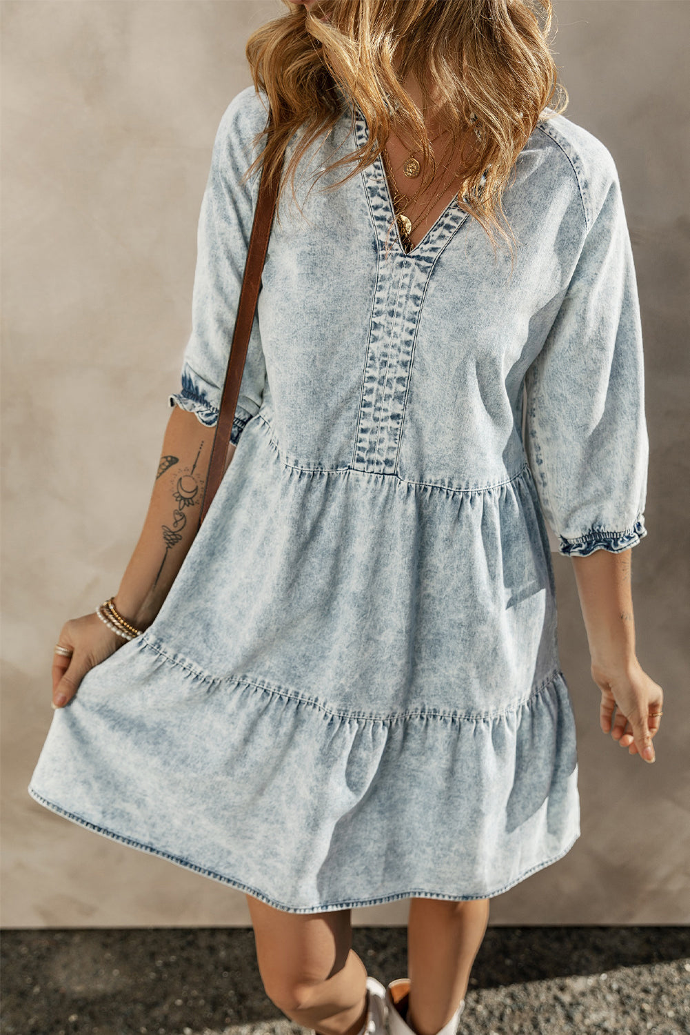 Dunkelblaues acid wash retro denim kleid mit halben ärmeln