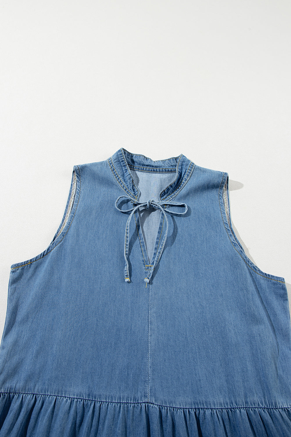 Blaues ärmelloses gestuftes chambray-maxikleid