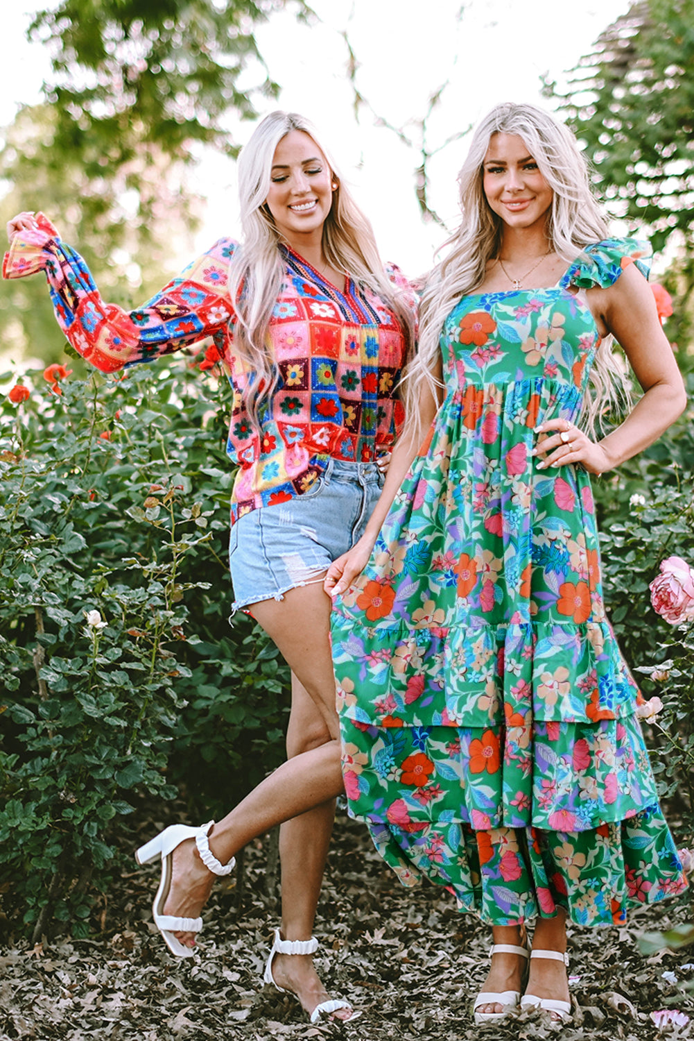 Grünes ärmelloses maxikleid mit blumendruck und rüschenbesatz