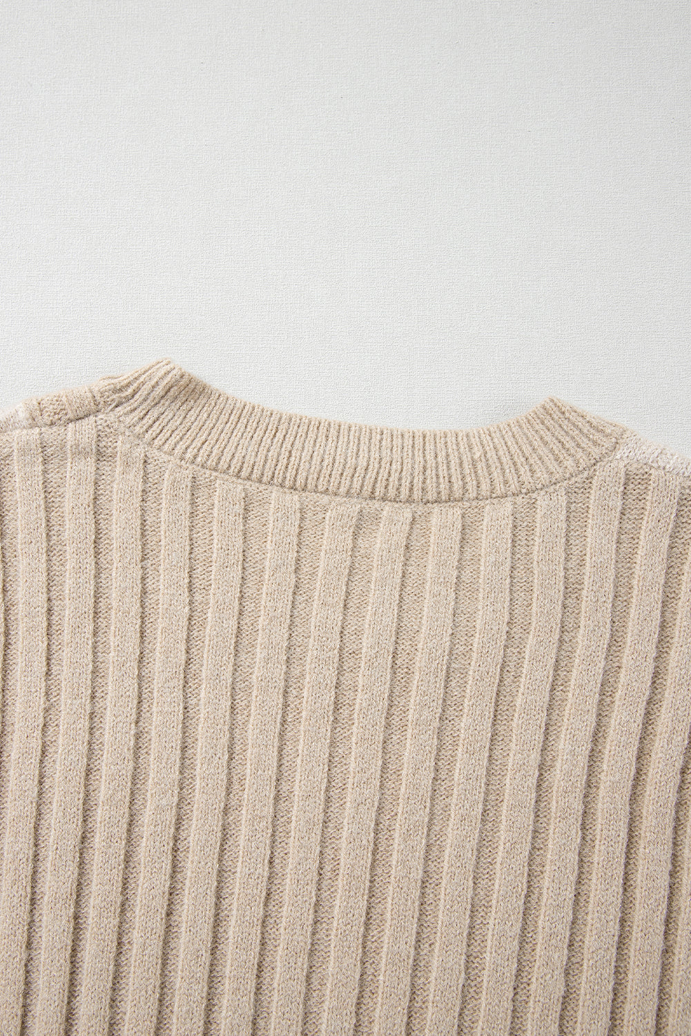 Khakifarbener strickpullover mit rundhalsausschnitt und schulterträger