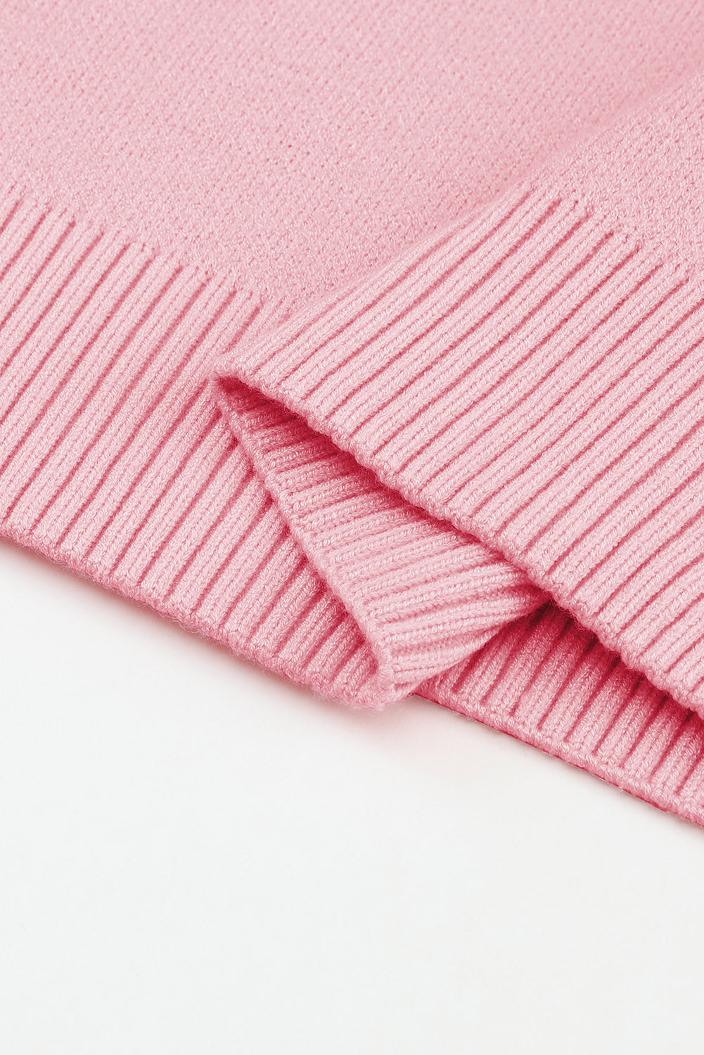 Rosa pullover mit blumenmuster und schultern