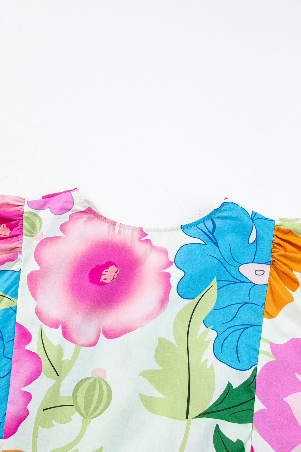 Weißes babydoll-kleid mit blumendruck und geteiltem ausschnitt