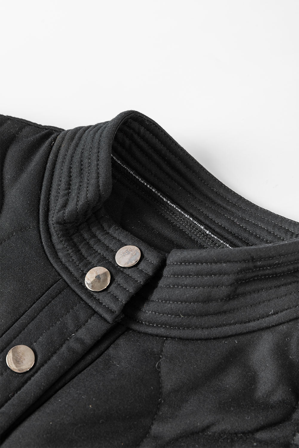 Schwarze jacke mit gestepptem druckknopf in uni-farbe