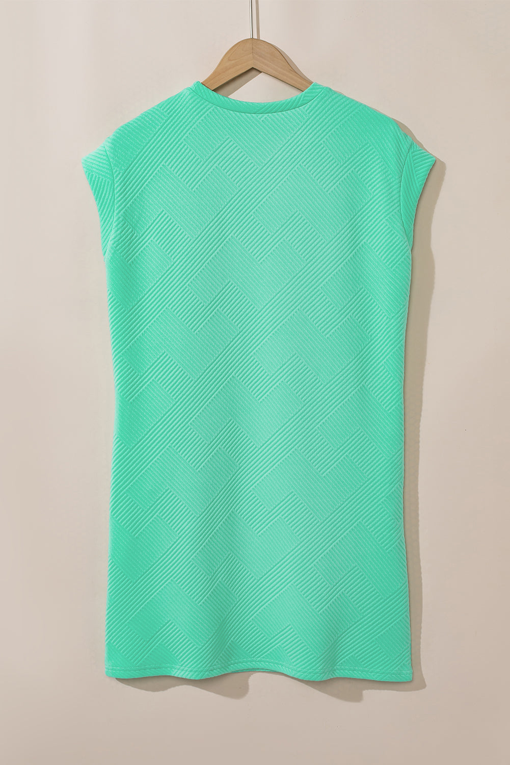 Mintgrünes strukturiertes t-shirt-kleid mit langen ärmeln