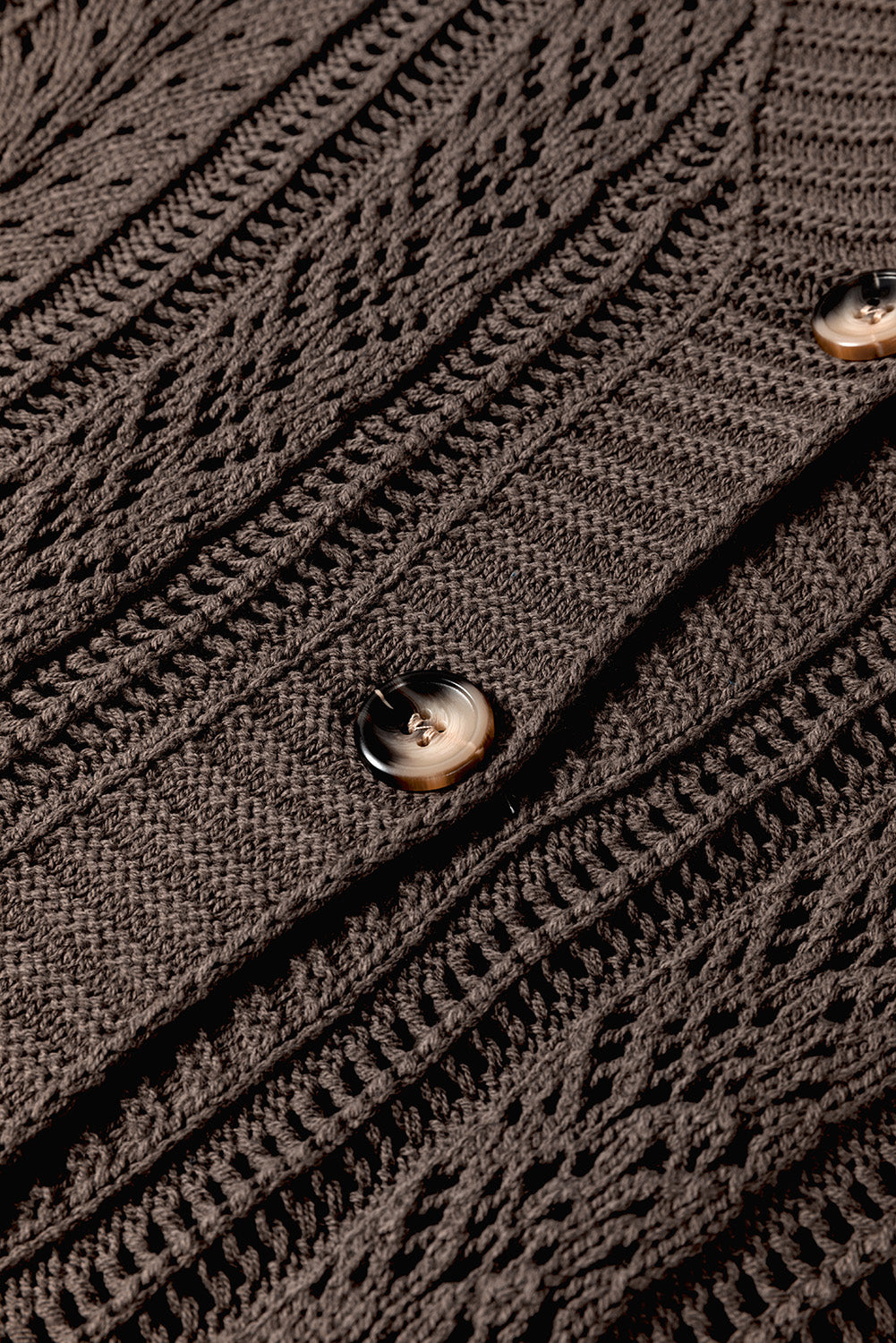 Dunkle khakifarbene strickjacke mit offenen schultern