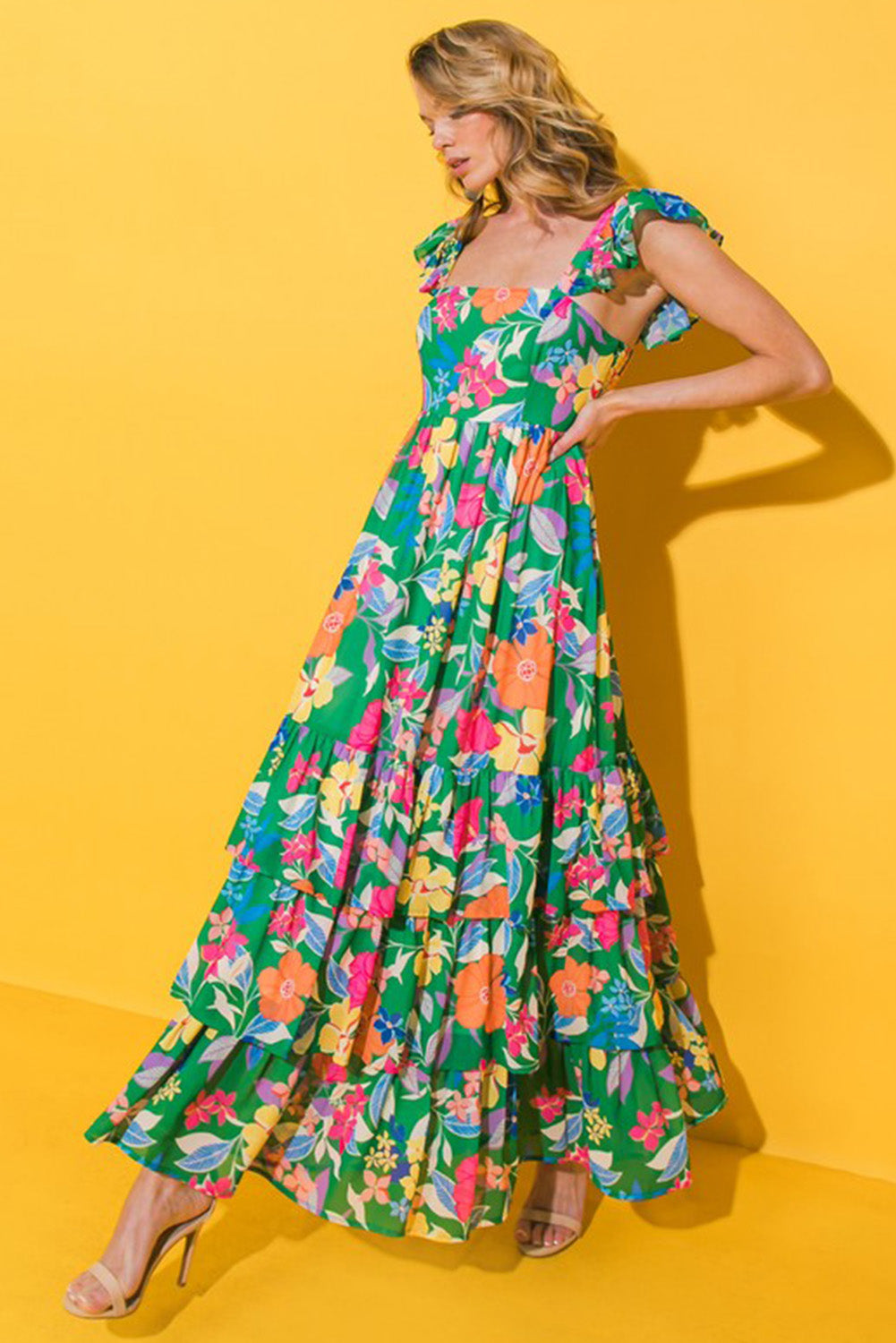 Grünes ärmelloses maxikleid mit blumendruck und rüschenbesatz