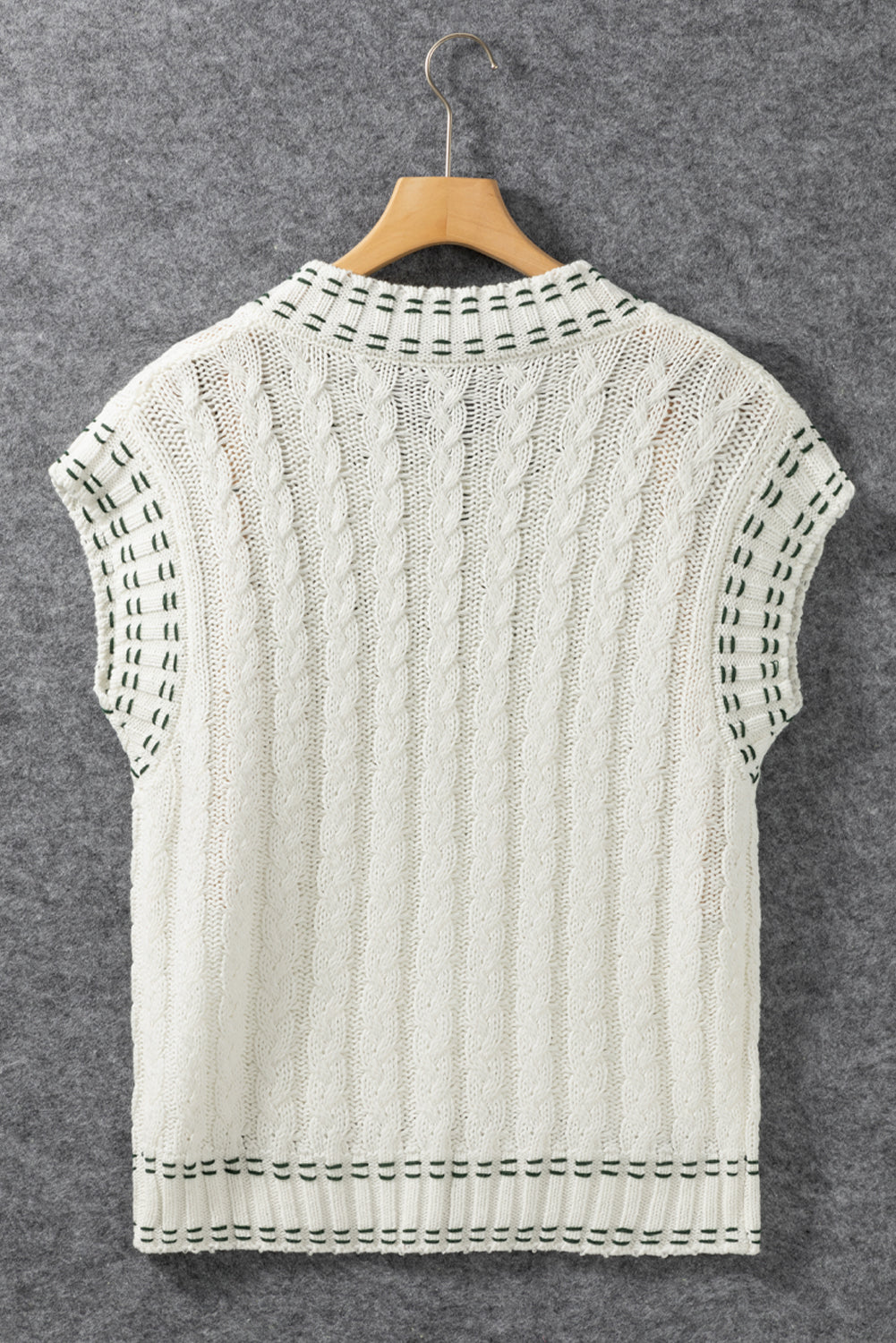 Weißer v-ausschnitt mit kontrastbesatz, pullover mit kabelstrickweste