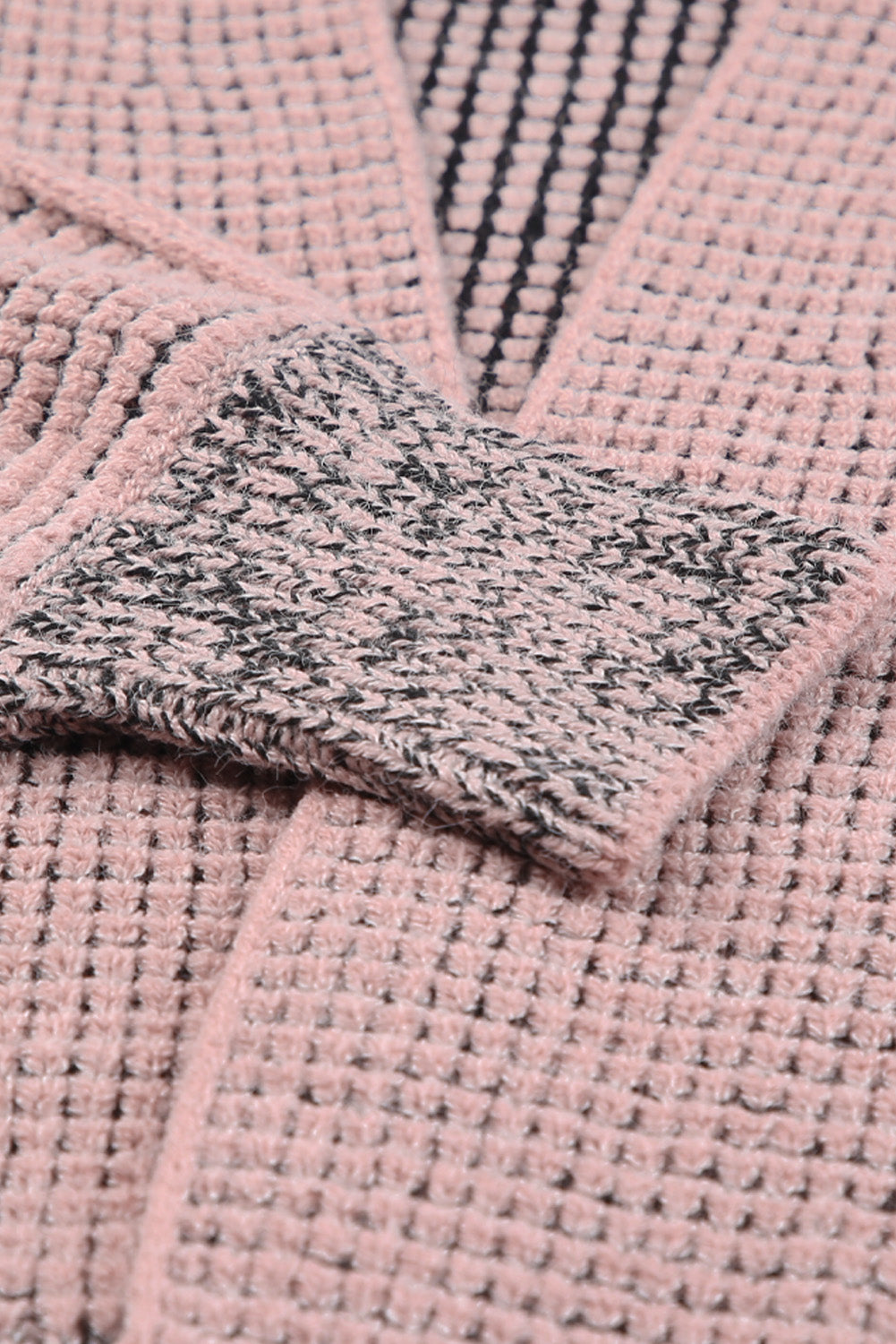 Rosa strickjacke mit waffelstrick und übergroßem kragen