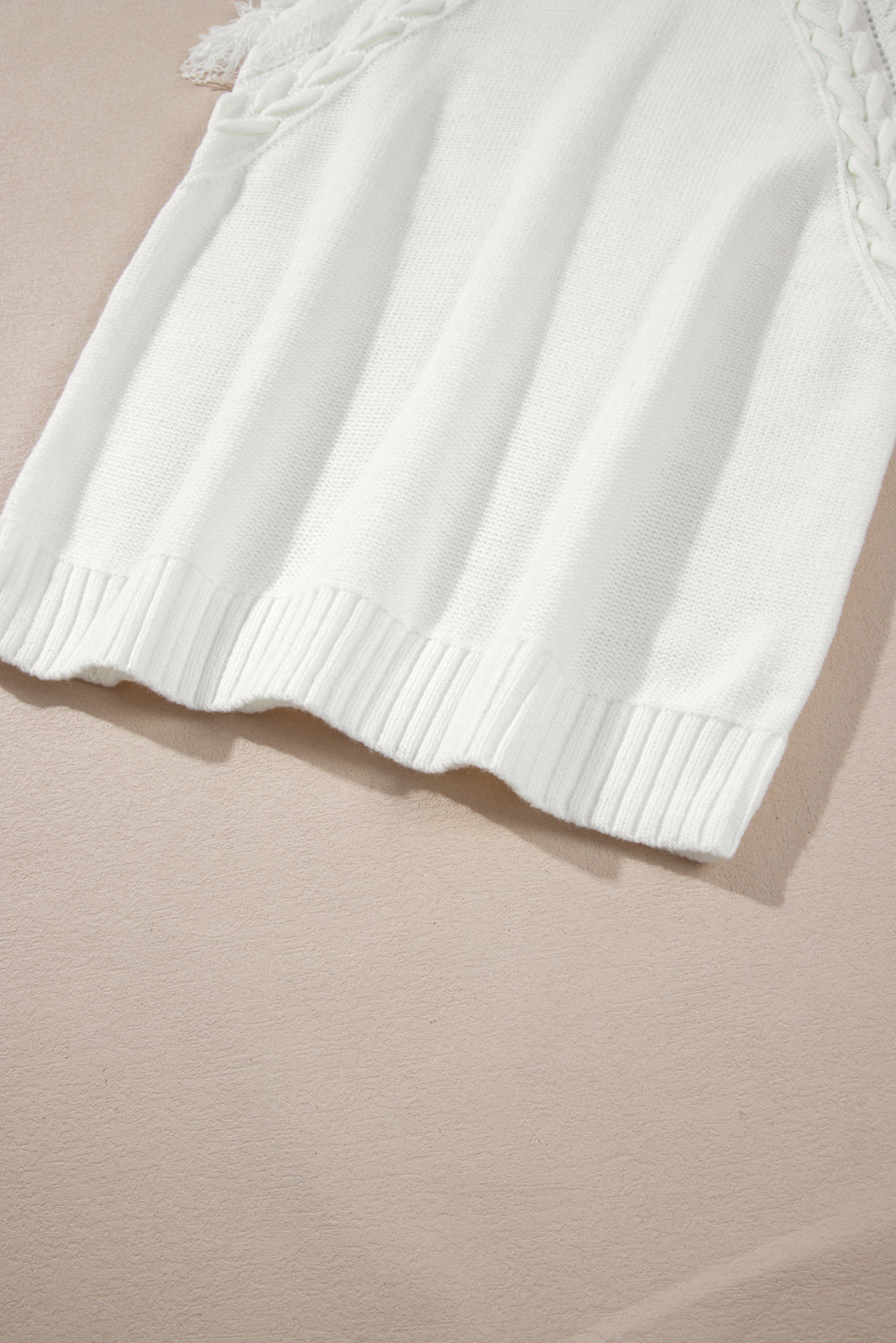 Weißer gewebter ärmelloser pullover mit quastenausschnitt weste
