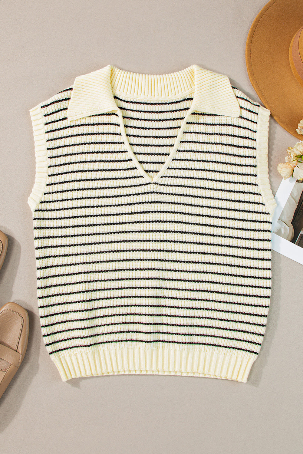 Beige gestreiftes pullover-tank-top mit v-ausschnitt