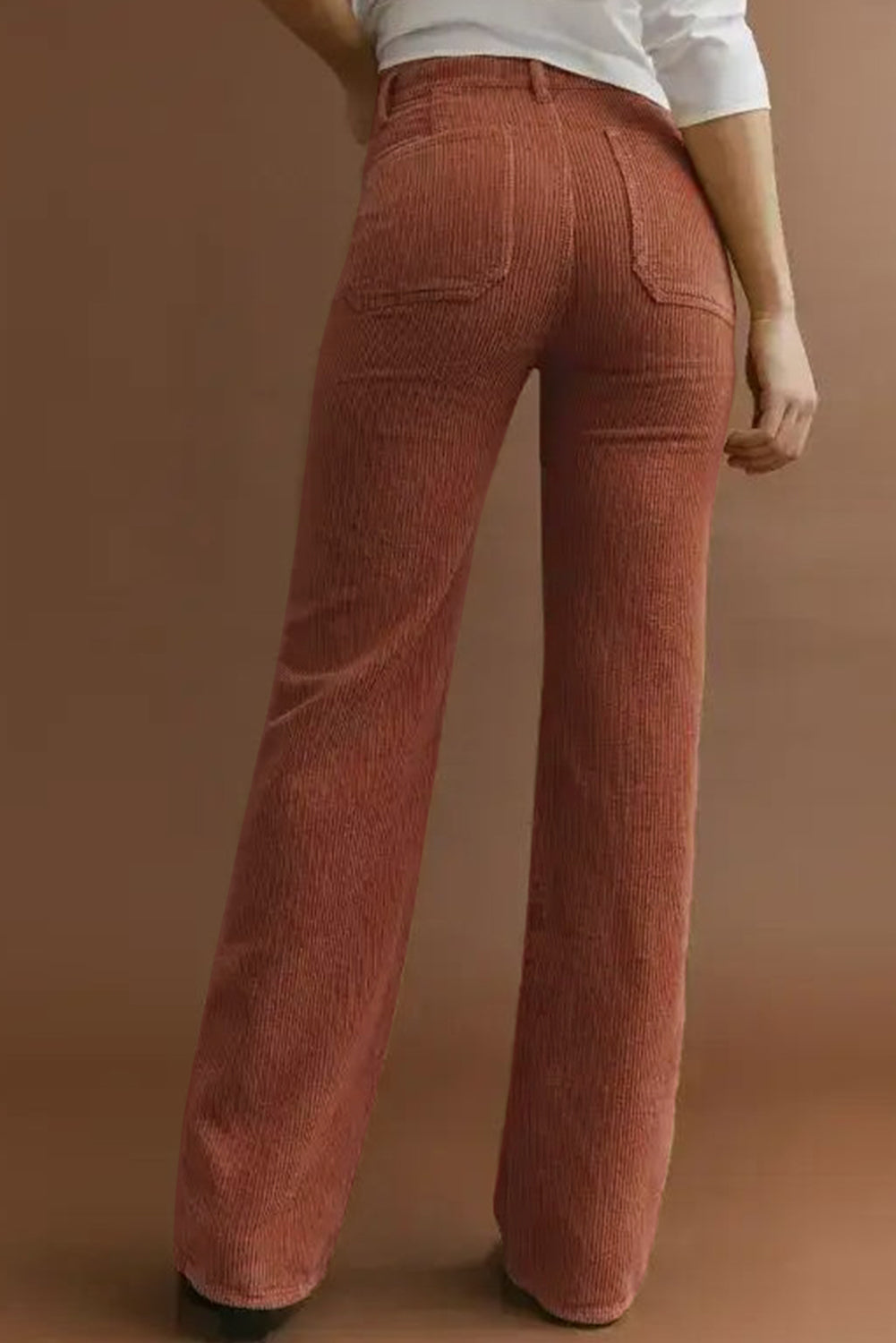 Braune cordhose mit hoher taille und quadratischen taschen