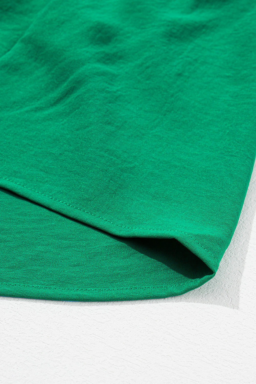 Leuchtend grünes, einfarbiges minikleid mit v-ausschnitt und rüschenbesatz
