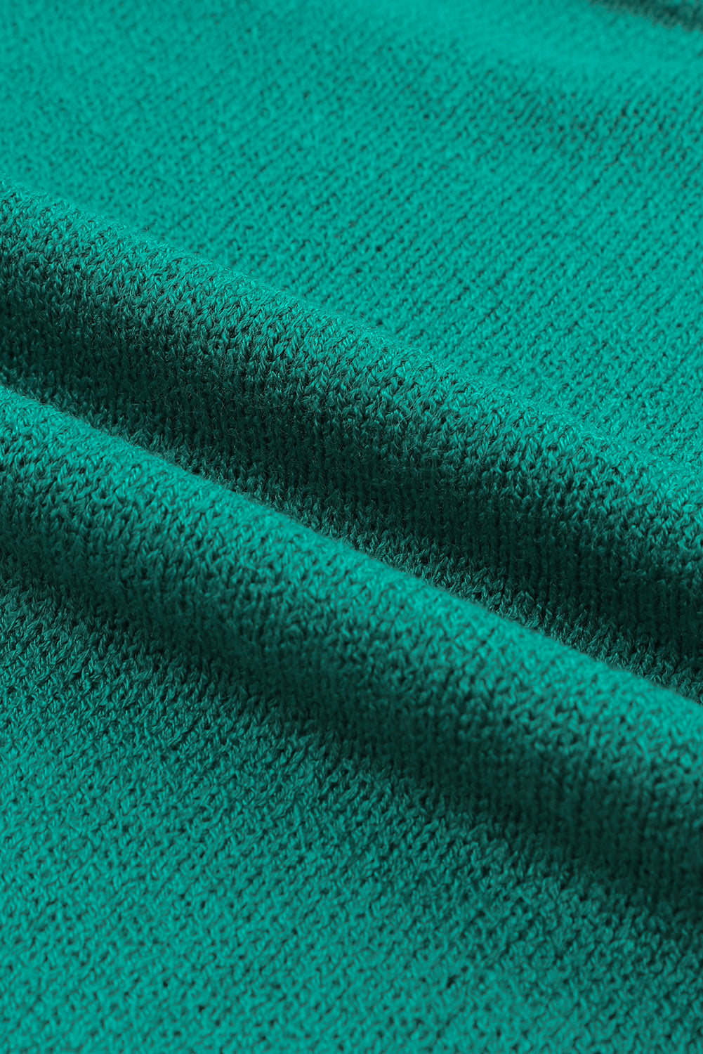 Grüner, farblich abgestimmter, schulterfreier rippenstrickpullover mit tasche