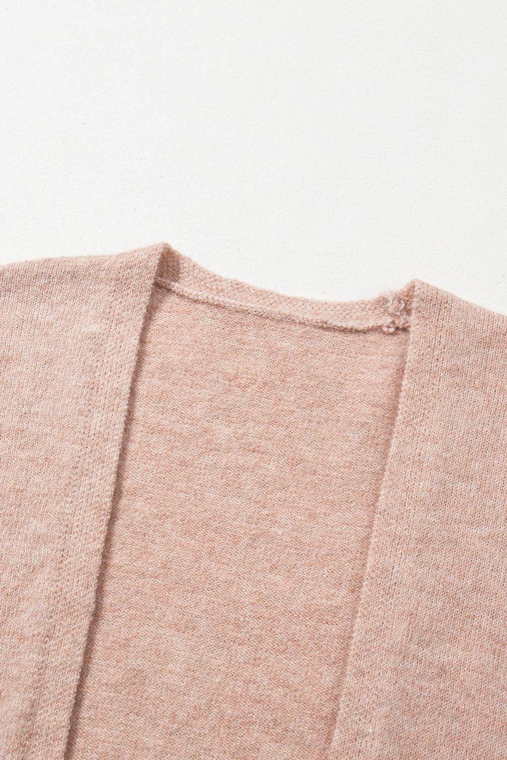 Rauchgraue strickjacke mit geripptem saum und offenen puffärmeln