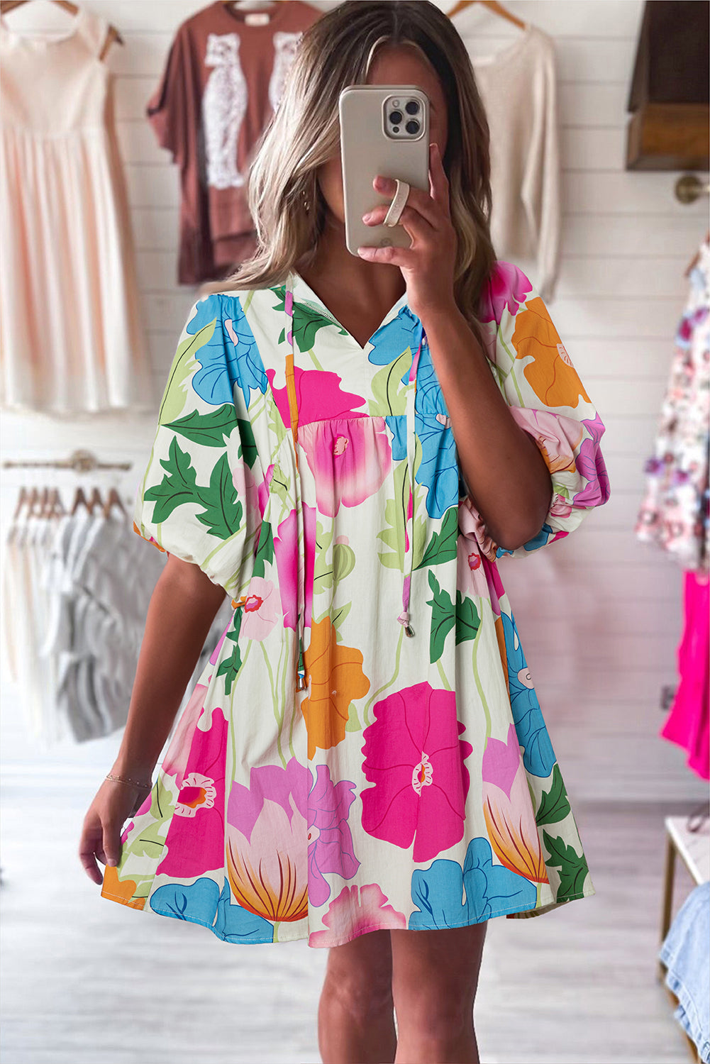Weißes babydoll-kleid mit blumendruck und geteiltem ausschnitt