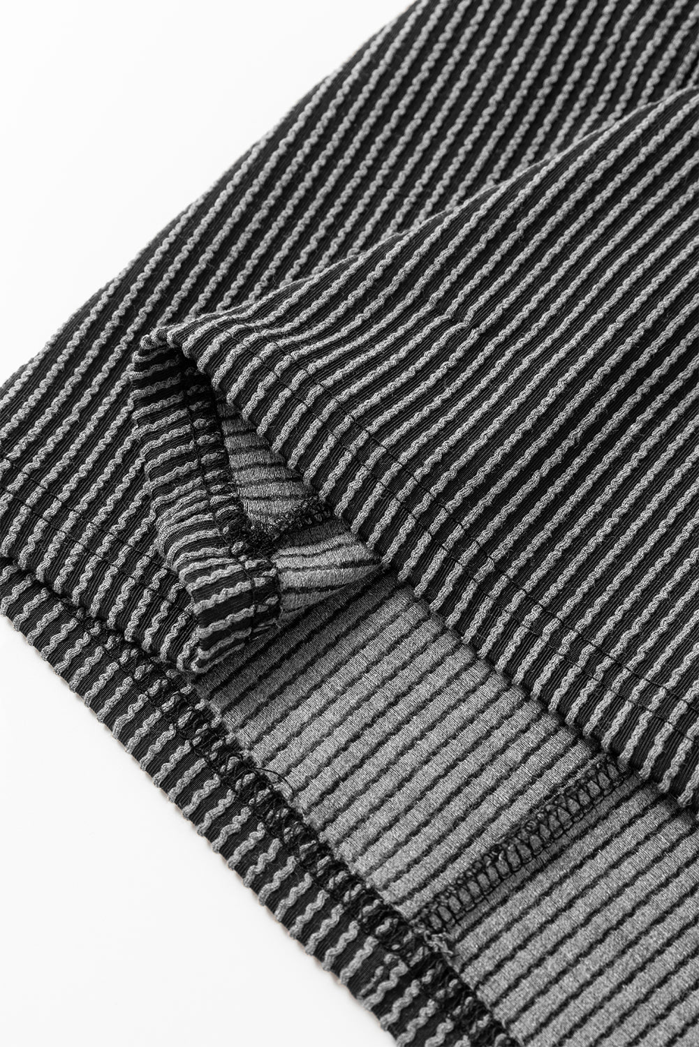 Schwarzes strukturiertes minikleid mit gerafften flatterärmeln