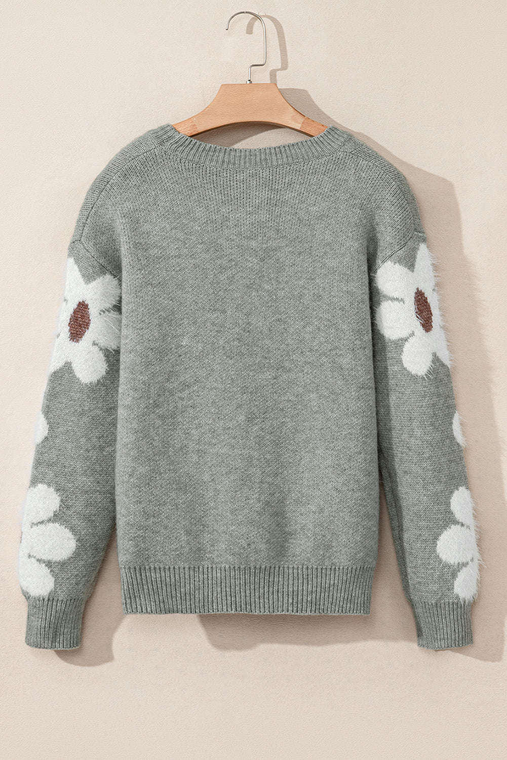 Hellgrauer pullover mit blumenärmeln und hängeschultern