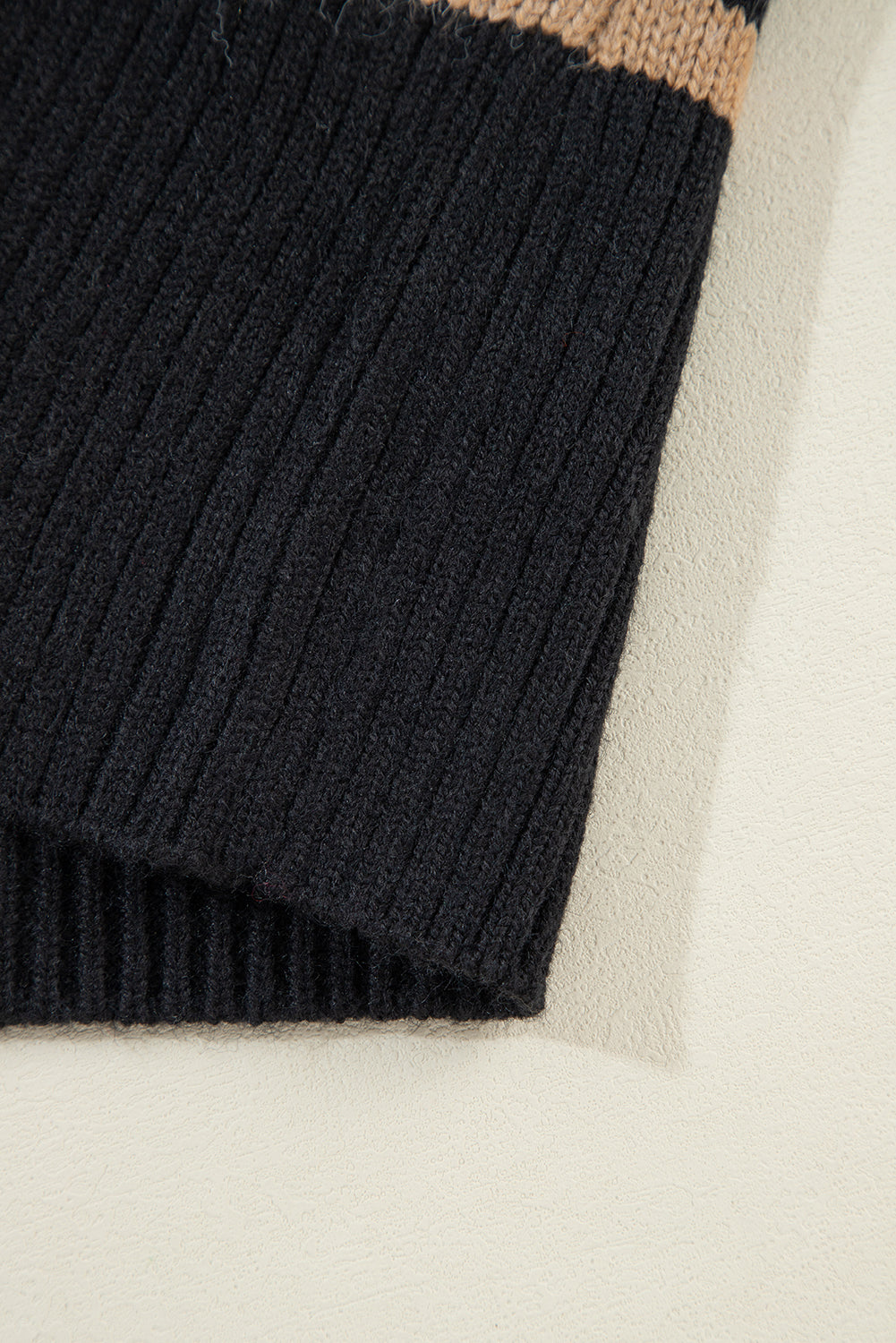 Schwarzer gestreifter, geknöpfter v-ausschnitt, lockere strickjacke mit hängenden schultern