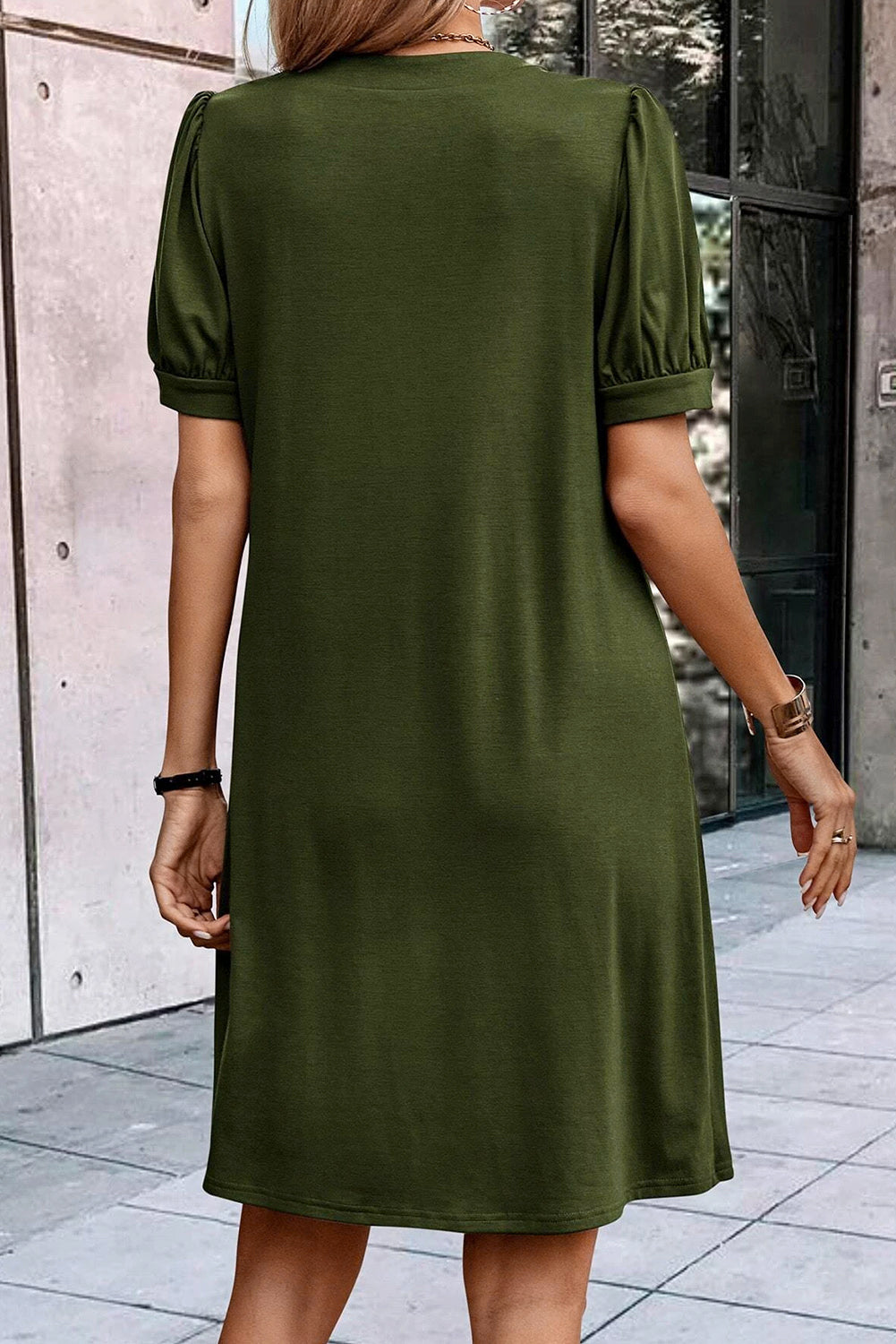 Ferngrünes T-Shirt-Kleid mit plissiertem Ausschnitt und Puffärmeln