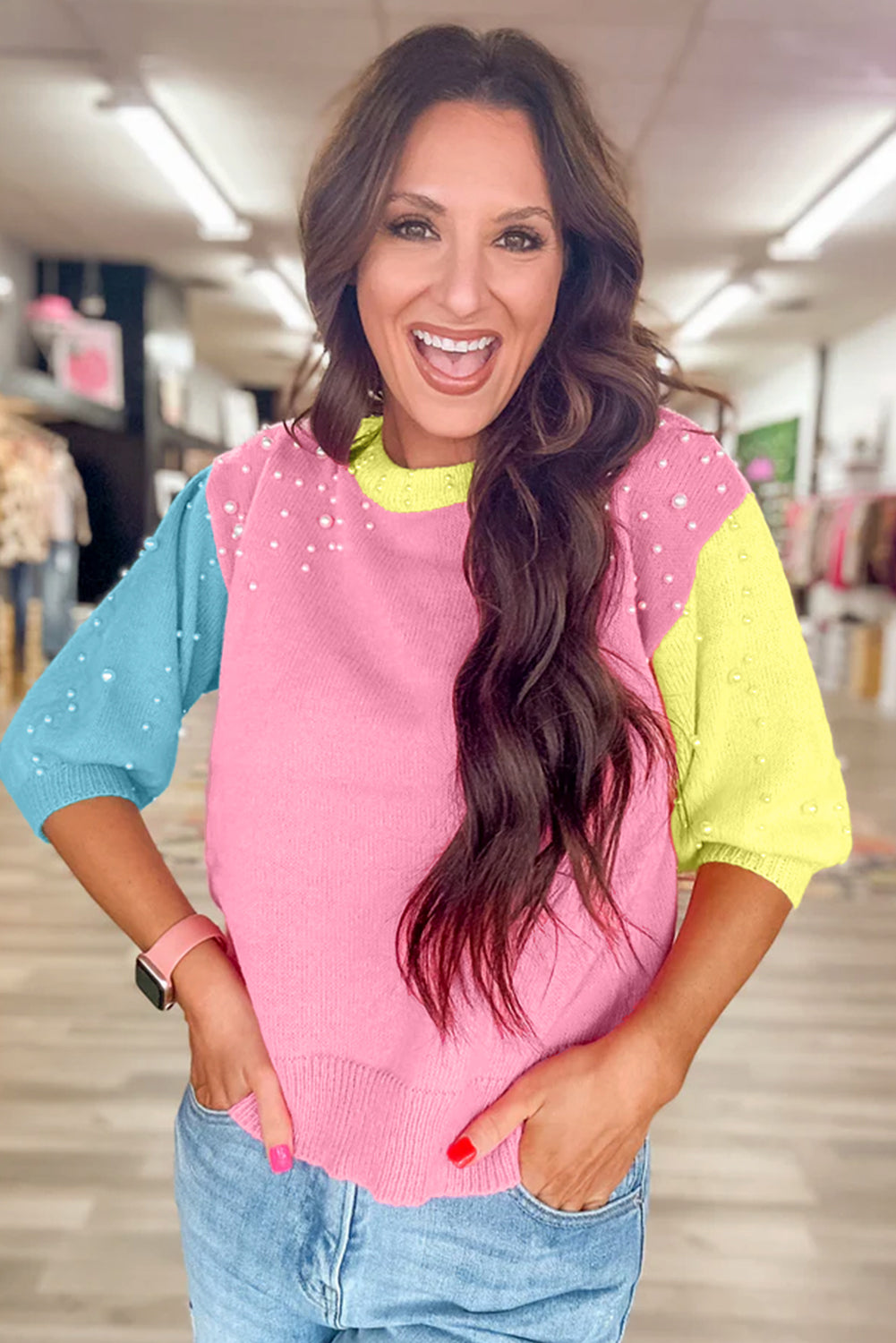 Rosenroter colorblock pullover mit rundhalsausschnitt und halben ärmeln mit perlen