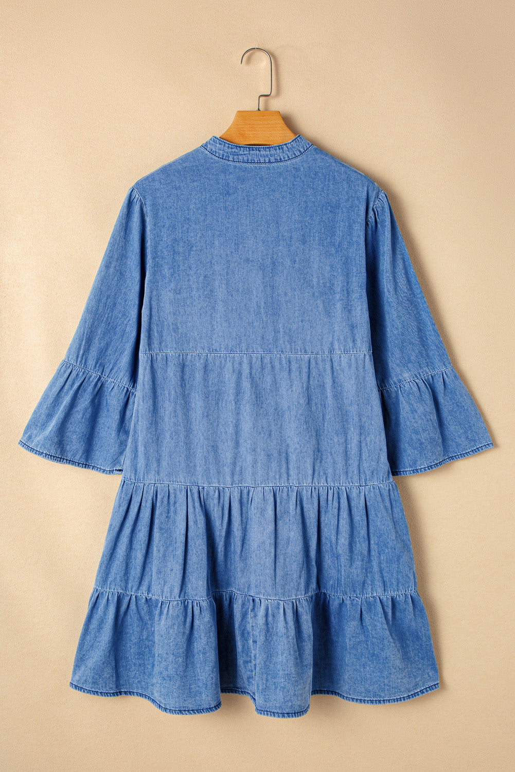 Himmelblaues Chambray-Kleid mit gerafften 3/4-Ärmeln und geschlitztem V-Ausschnitt