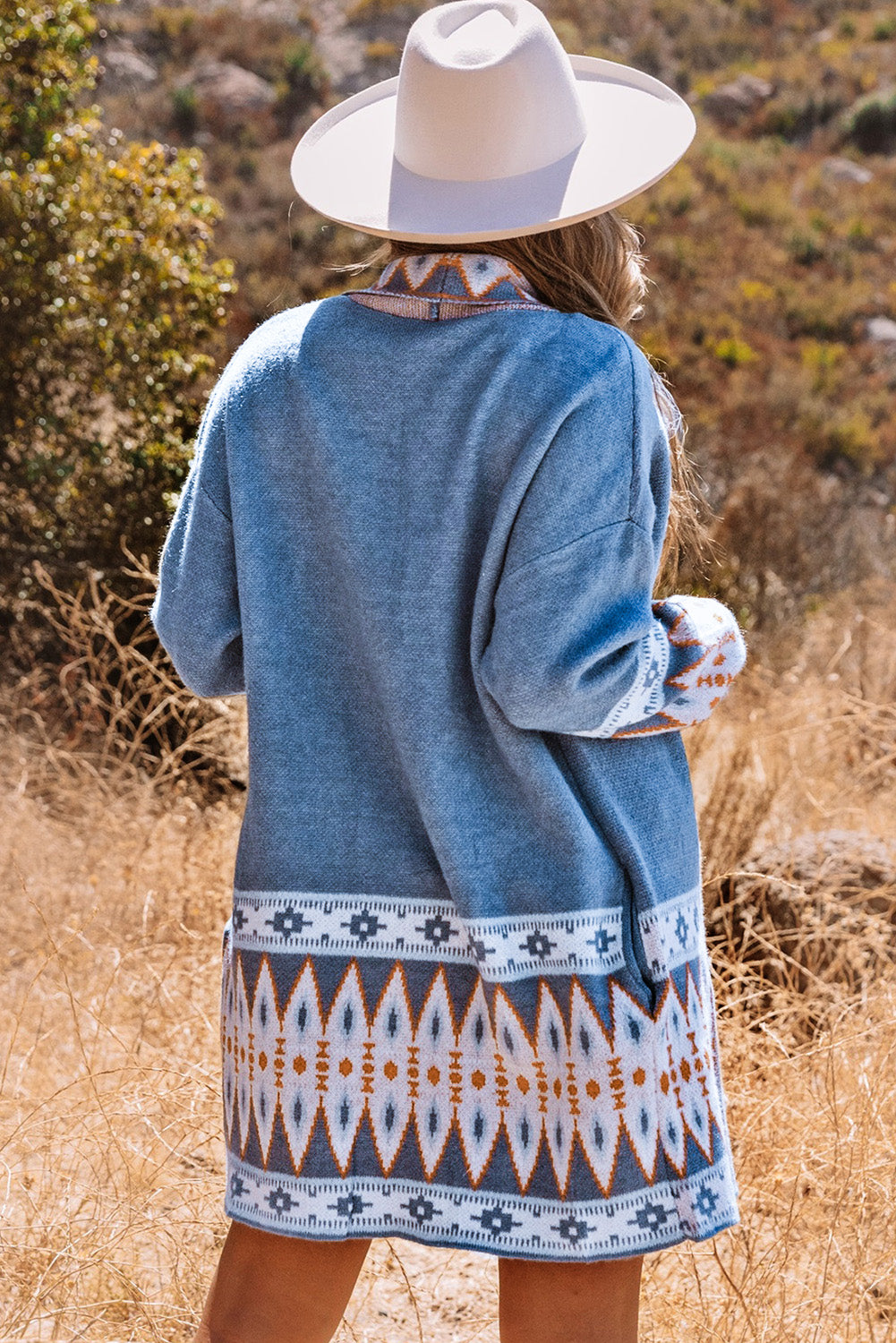 Blaue strickjacke mit aztekenmuster und offener vorderseite