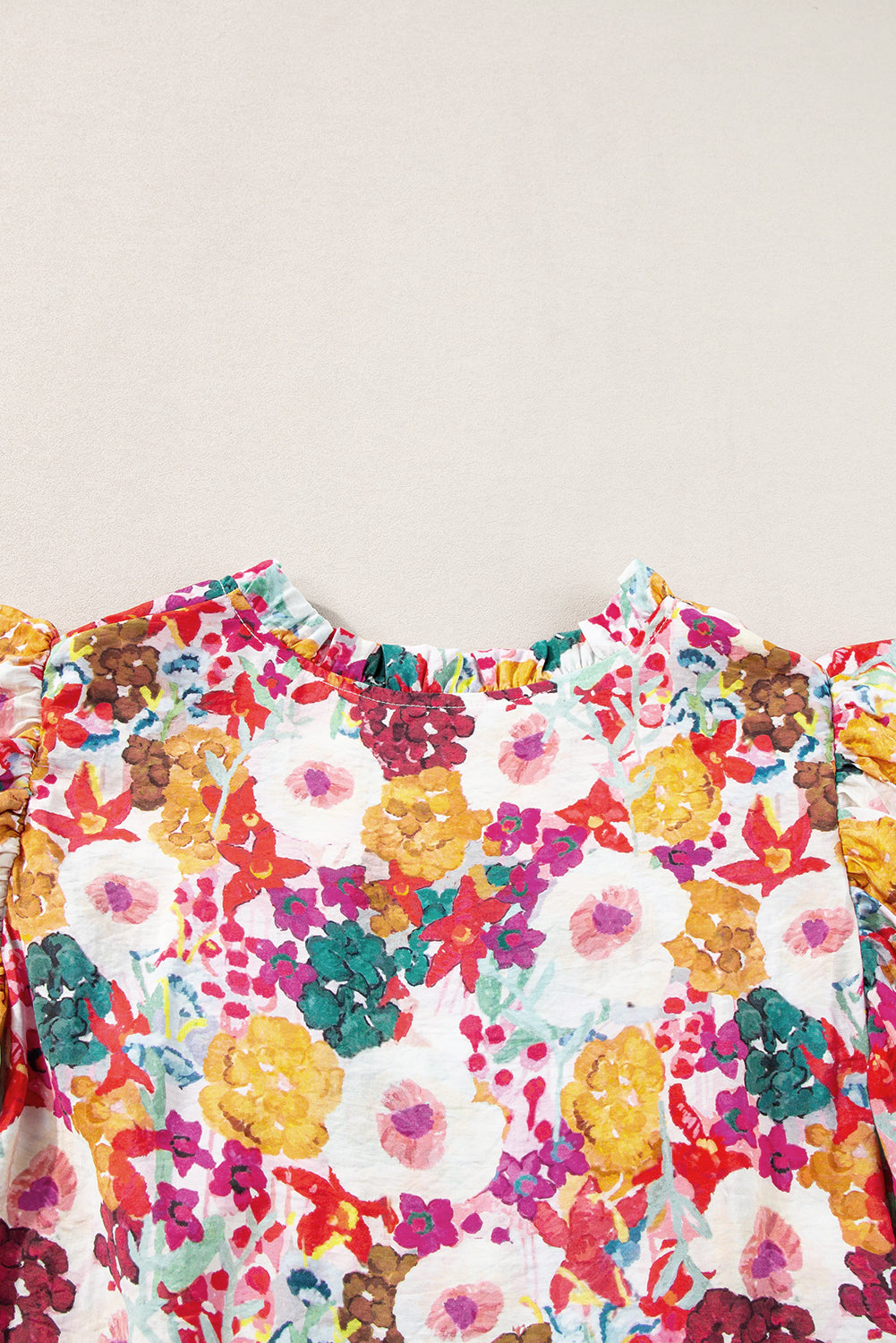 Lila kleid mit geteiltem ausschnitt und flatterärmeln mit blumendruck