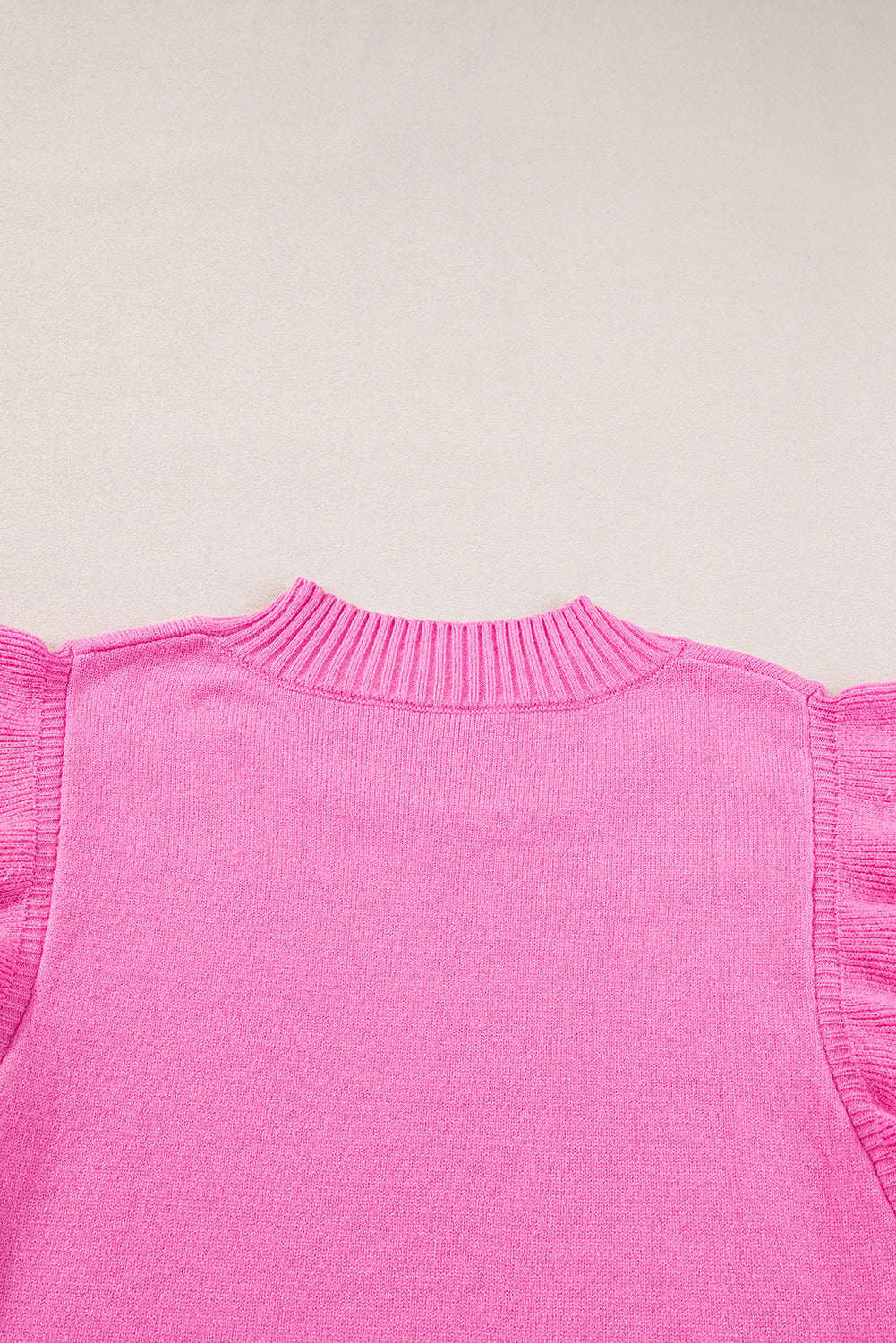 Bonbon gerippter mock neck pullover mit kurzen ärmeln und rüschen