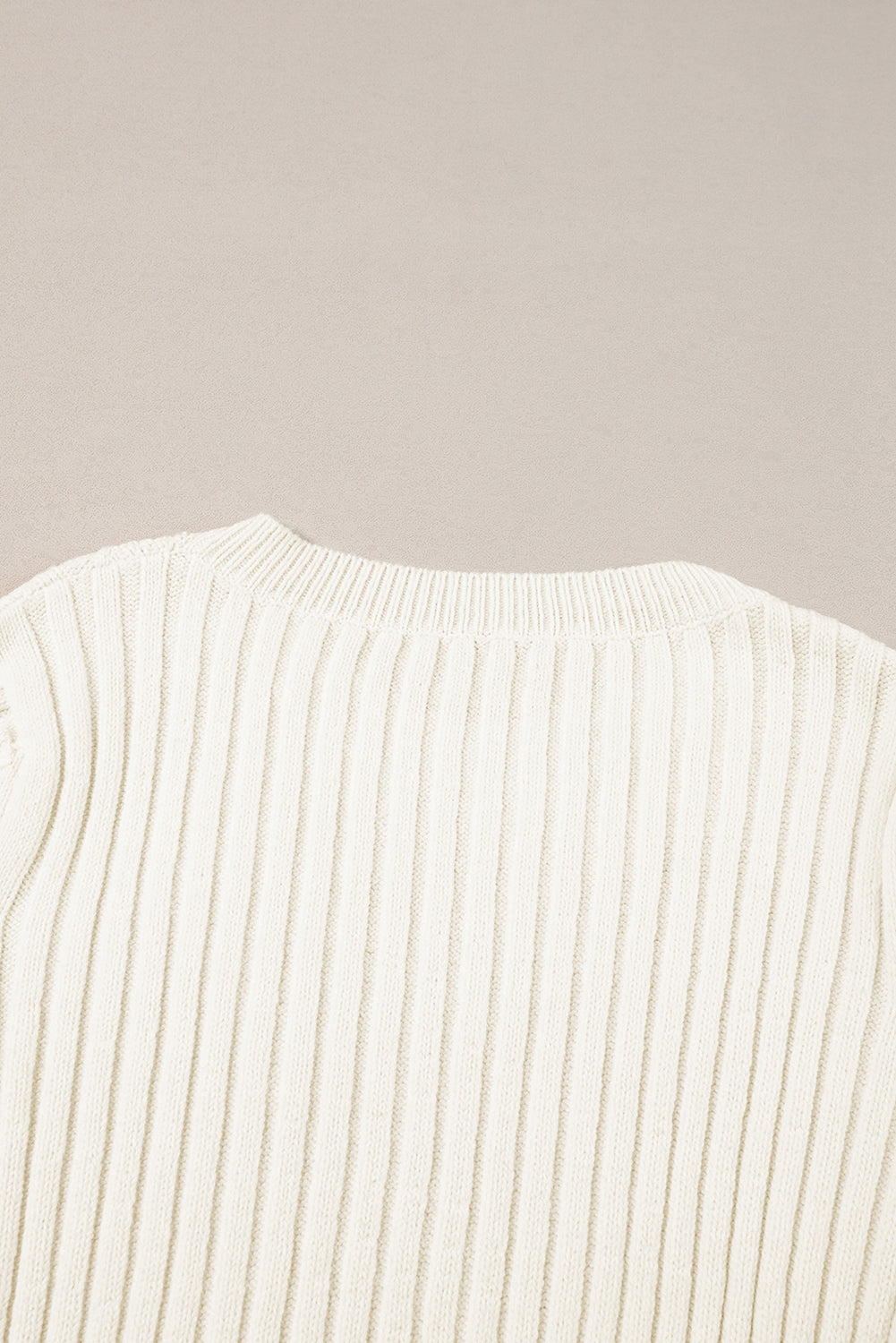Weißer strickpullover mit zopfmuster