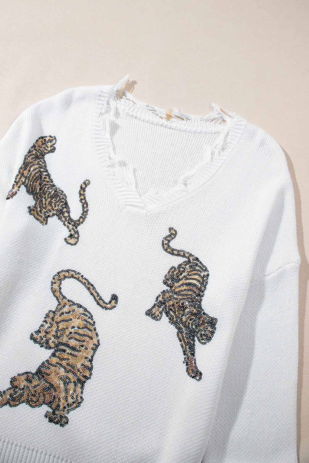Weißer ausgefranster pailletten-tiger-pullover