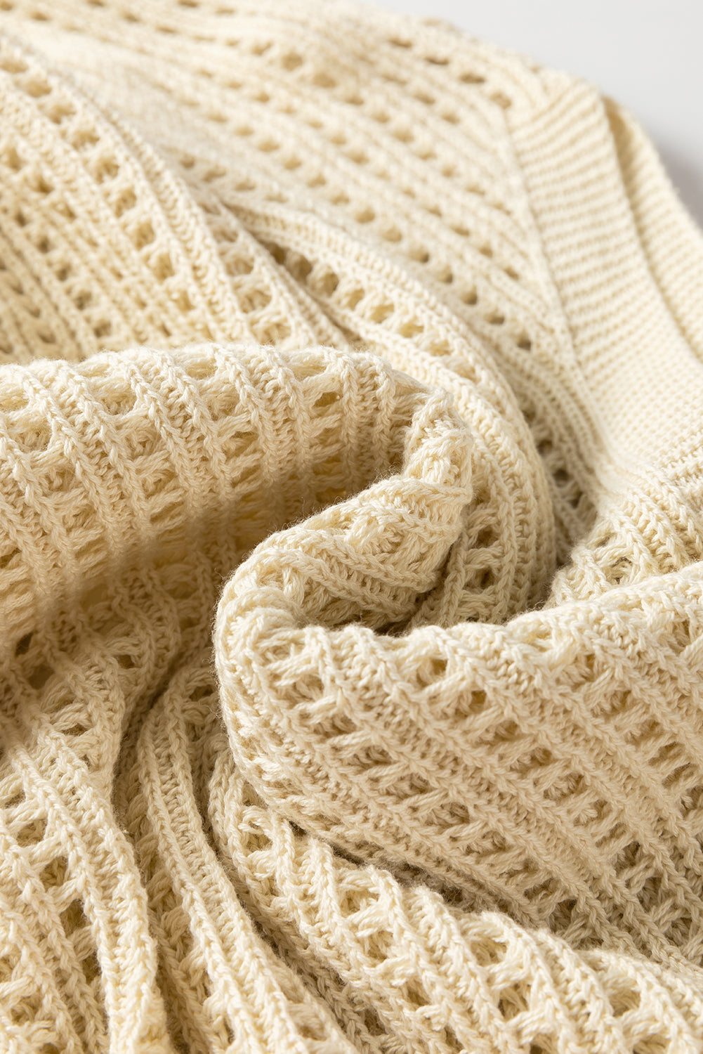 Aprikosenfarbener pullover mit offenem strickband und ärmeln