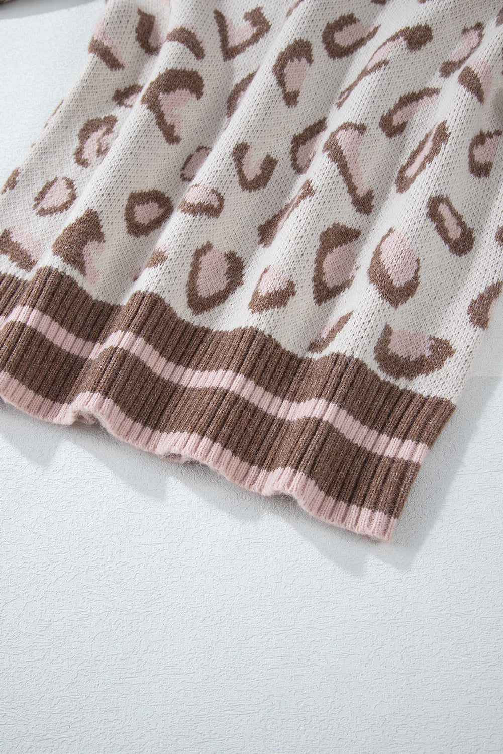 Brauner zweifarbiger pullover mit geripptem saum und leopardenmuster