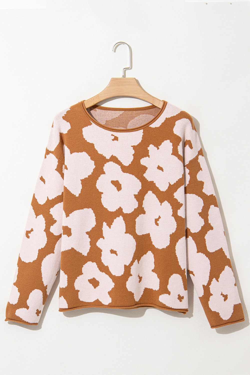 Braunes blumenmuster rundhalsausschnitt langarm pullover