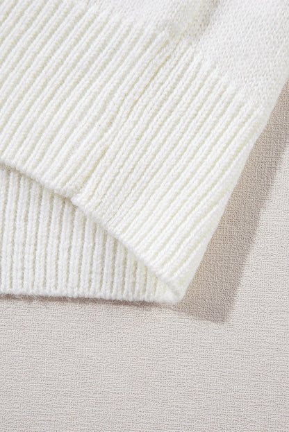 Weißer gehäkelter grobstrickpullover mit blumenmuster