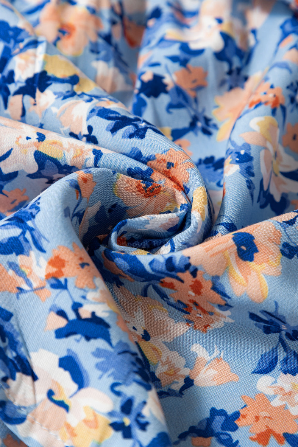 Himmelblaues gerafftes maxikleid mit blumendruck