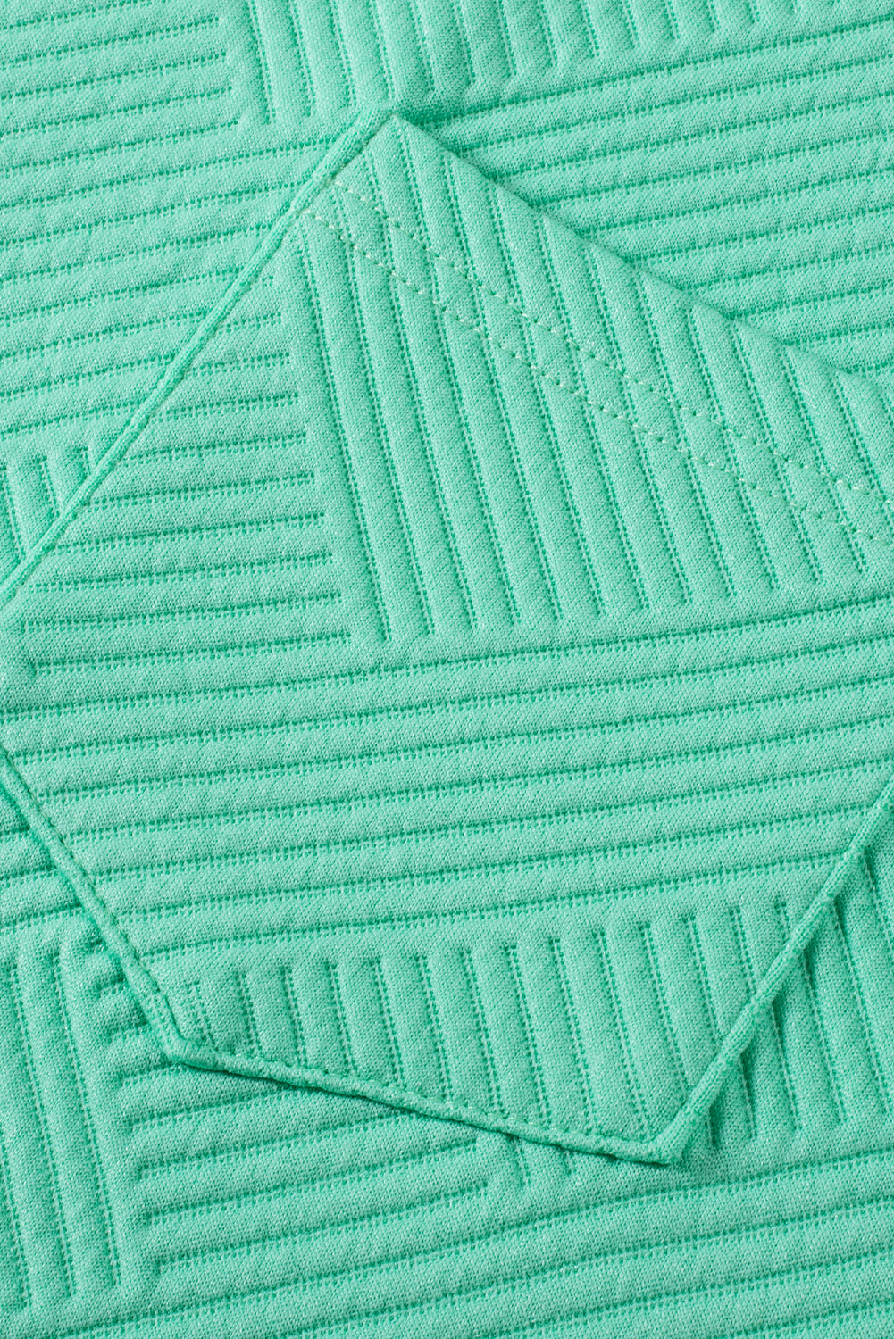 Mintgrünes strukturiertes t-shirt-kleid mit langen ärmeln