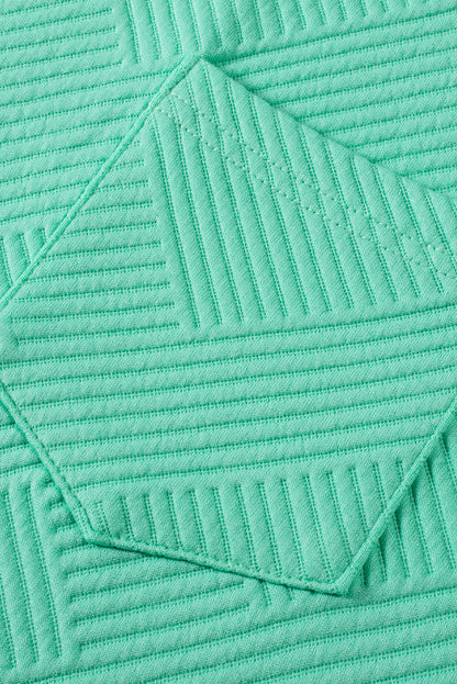 Mintgrünes strukturiertes t-shirt-kleid mit langen ärmeln