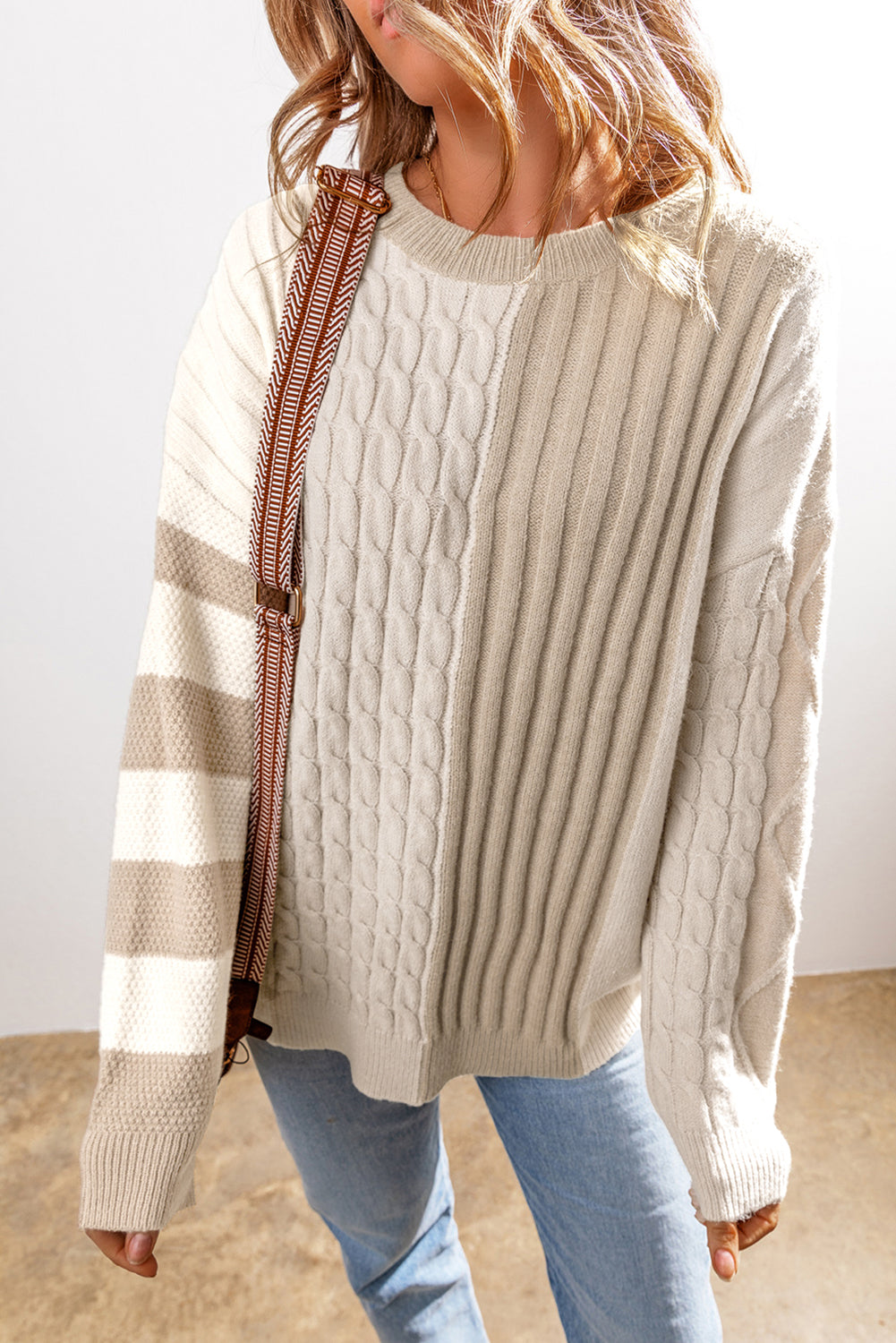 Khakifarbener strickpullover mit rundhalsausschnitt und schulterträger