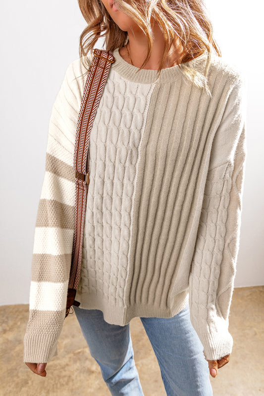 Khakifarbener strickpullover mit rundhalsausschnitt und schulterträger