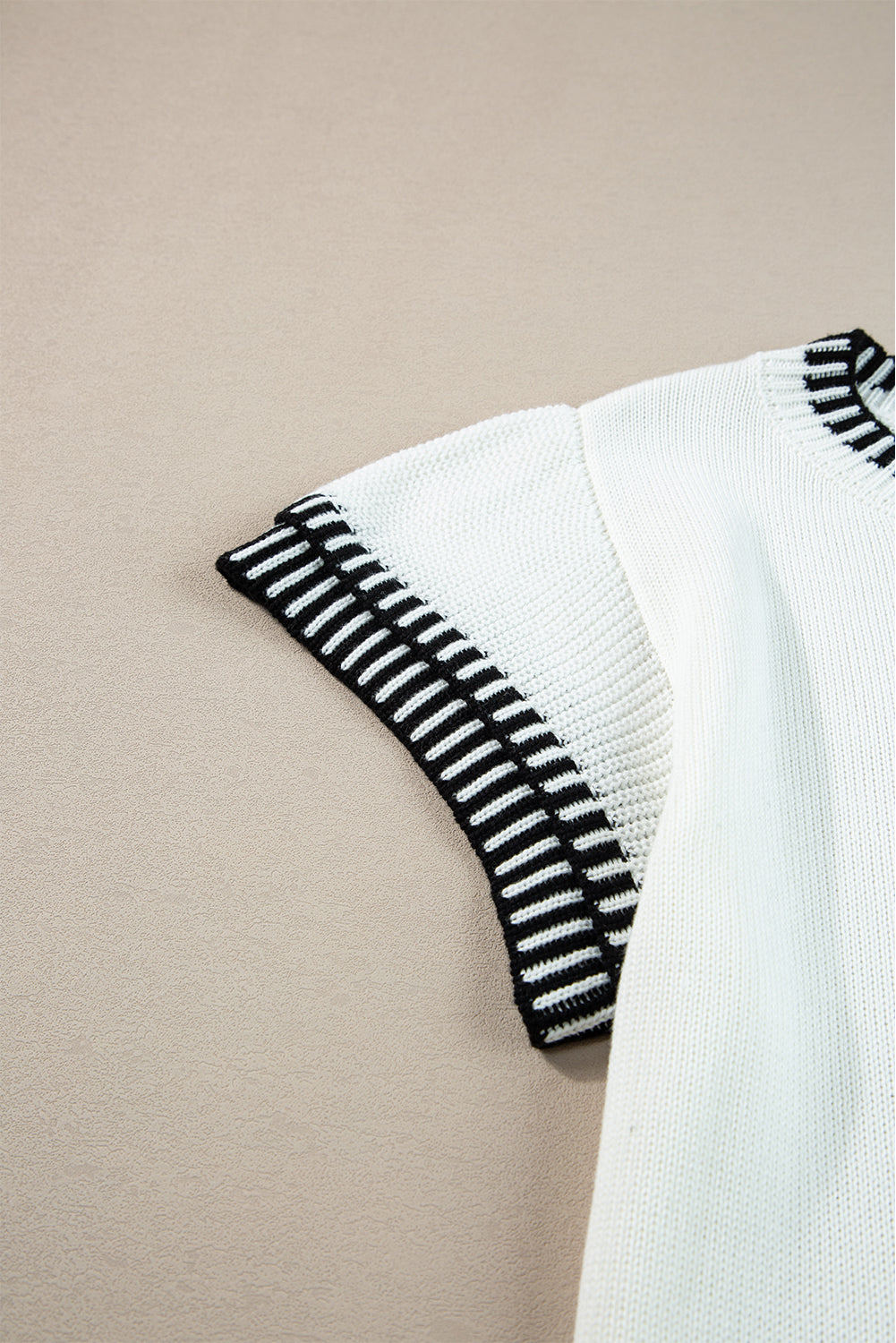 Weißer kontraststreifen rundhalsausschnitt batwing-ärmel gestricktes top