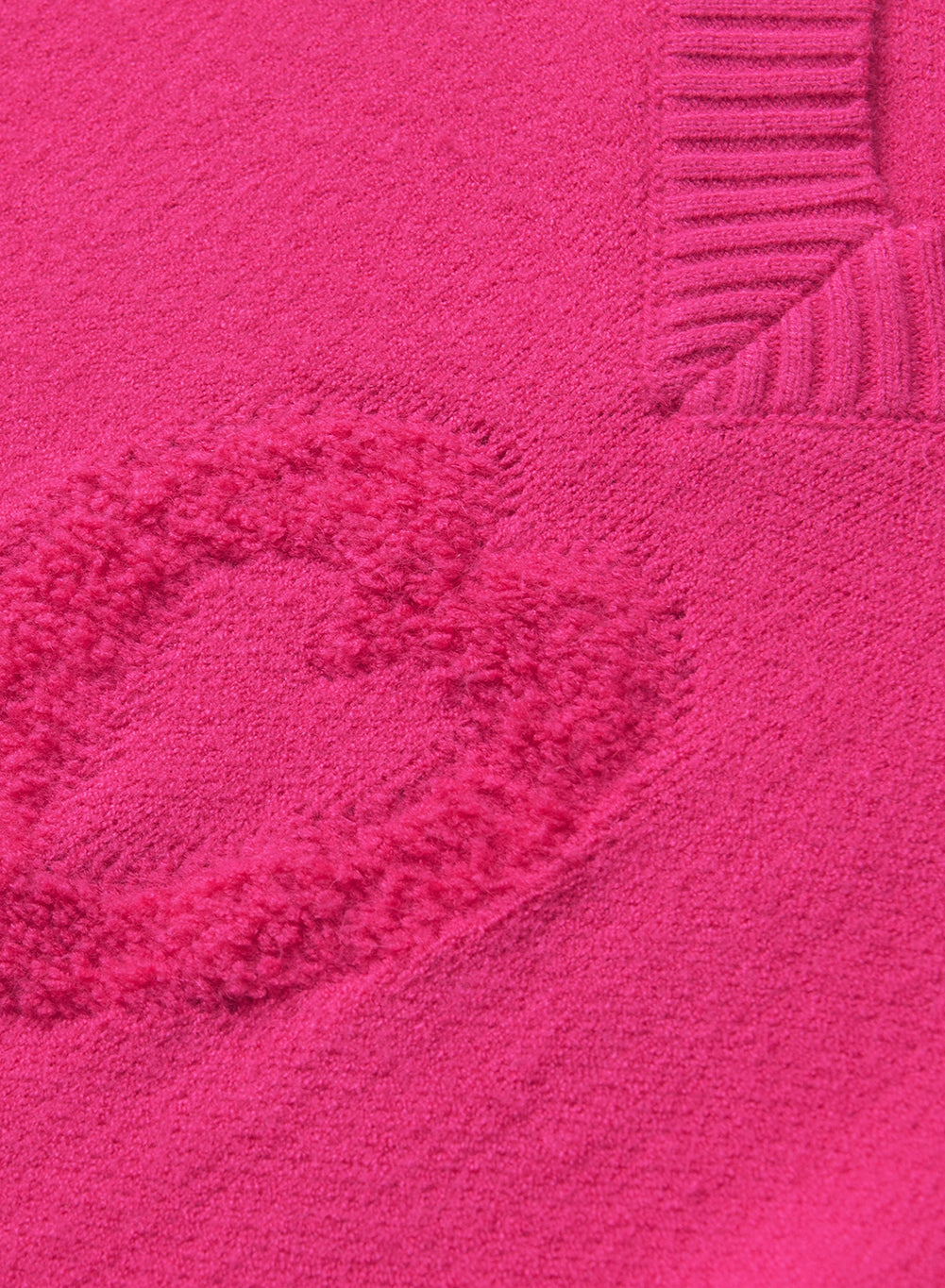 Rosenroter, perlenverzierter pullover mit v-ausschnitt und flauschigen herzen