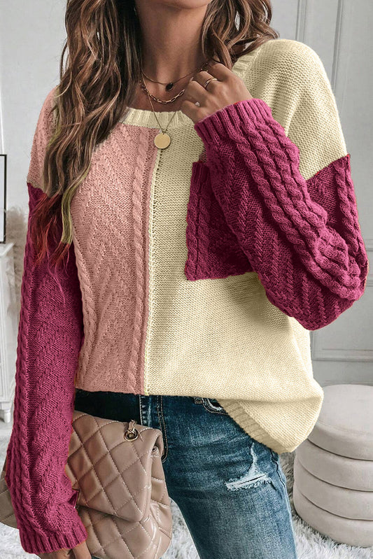 Roséfarbener pullover mit aufgesetzter tasche und schultertasche